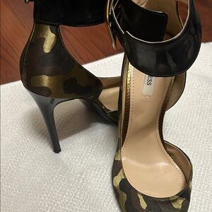 Guess Camouflage and Black Heels